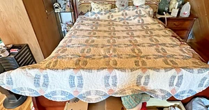 Hand Sewn Twin Quilt, Double Wedding Ring Design w/Scalloped Edges, Vintage - Picture 1 of 4