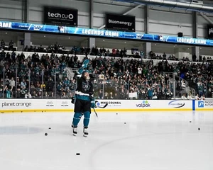 Joe Thornton Salutes the Crowd Retirement Night San Jose Sharks 8x10 NHL Foto - Bild 1 von 1