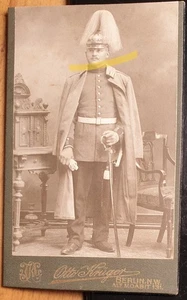 Soldat in Uniform Parade Helm Mantel Säbel - Garde ? / CDV Otto Krüger Berlin NW - Picture 1 of 1