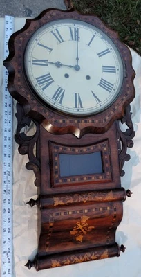 Antiguo reloj de pared americano New Haven de la década de 1870 con incrustaciones de nogal Foto 1 de 4