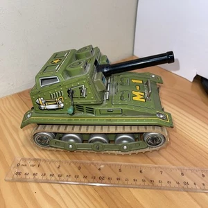 VINTAGE JAPAN "MODERN TOYS" GIOCATTOLO DI LATTA A BATTERIA CARRO ARMATO MILITARE M-1 n.691718 - Foto 1 di 12