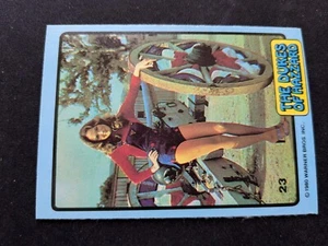 Tarjeta Donruss The Dukes of Hazzard 1980 # 23 Daisy - Leaning Against Cannon (EX) - Imagen 1 de 3