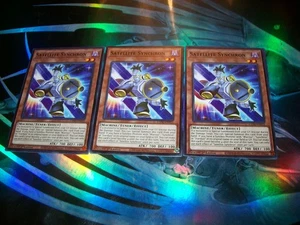 3x Satellite Synchron 1ª Edición Común L5DD-ENY11 Yu-Gi-Oh! - Imagen 1 de 1