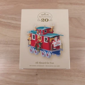 Adorno de tren Hallmark todo a bordo por diversión Navidad 2007 recuerdo del 20 aniversario - Imagen 1 de 7