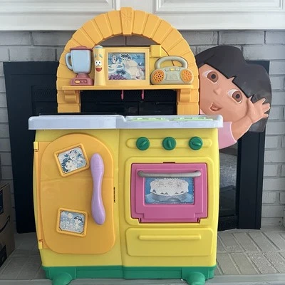 Vintage Nickelodeon Dora The Explorer Talking & Singing Kitchen 2005 - Image 1 of 4