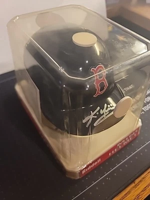 Minicasco firmado por Kevin Youkilis Auto Medias Rojas de Boston, cuñado Tom Brady Foto 1 de 4