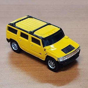 Maisto 2003 Hummer H2 SUV amarillo con moldura negra y neumáticos todoterreno 1:64 - Imagen 1 de 8