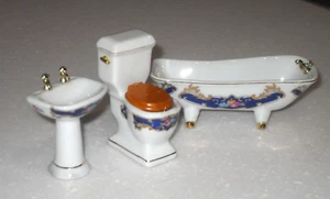 Puppenhaus passendes Badezimmer Suite inkl. WC, Waschbecken & Bad Porzellan Porzellan sehr guter Zustand - Bild 1 von 3
