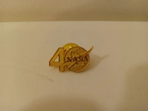 NASA 40° ANNIVERSARIO BAVERO PINBACK: GOLDTONE: 1958-1998: NUOVO - Foto 1 di 5