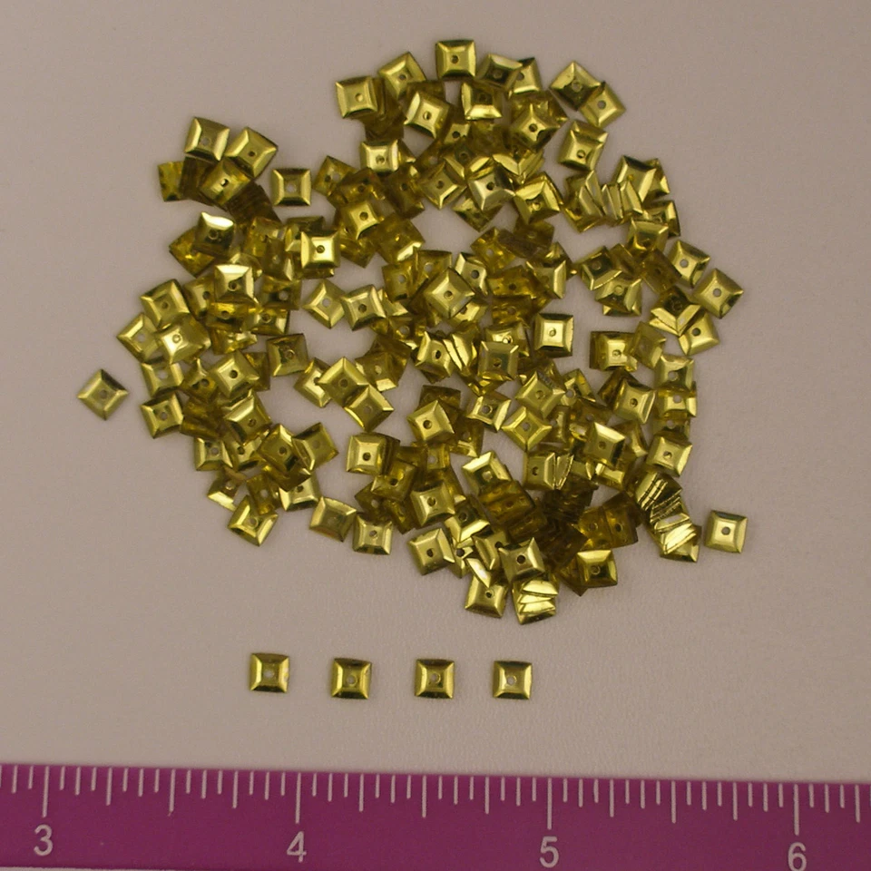 Lantejoulas francesas vintage dos anos 1930 quadrados metálicos Chartreuse 4mm 25 peças - Imagem 1 de 1