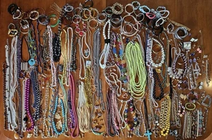 250+ Teile Vintage - jetzt Nachlass Strass & Modeschmuck Konvolut alles tragbar - Bild 1 von 21