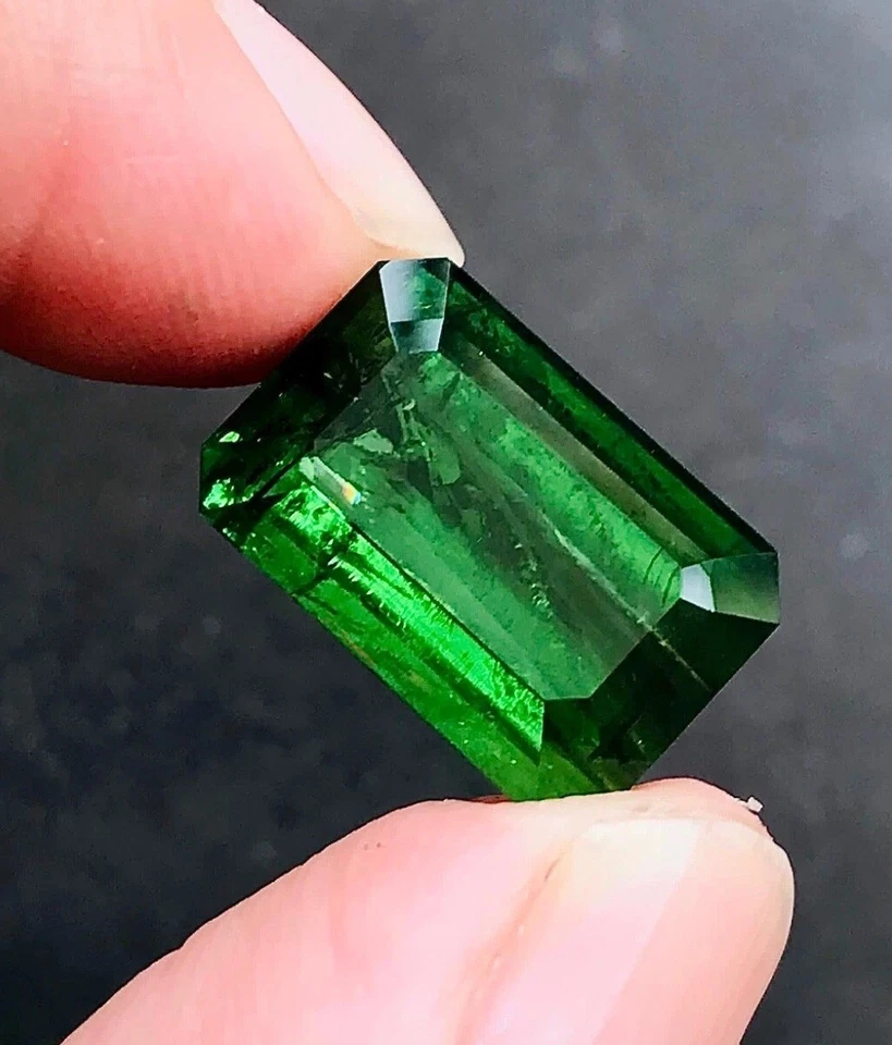 15 克拉天然绿色碧玺翡翠切割阿富汗 — 第 1/4 张图片