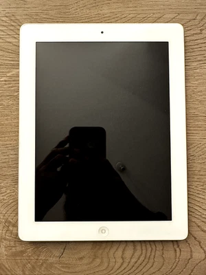 Apple iPad 3rd Gen. 32GB, Wi-Fi, 9.7in White + Bundle - Image 1 of 4