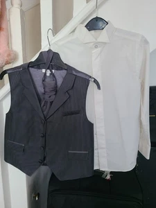 Boys' 4-Piece Tuxedo Suit Age 8-9 - Picture 1 of 3