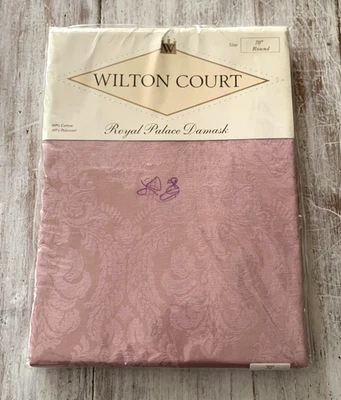 Mantel Royal Palace Damasco 70" Redondo Rosa Malva De Colección 1995 Wilton Court NUEVO Foto 1 de 4