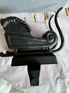 Porta medias de bronce trineo de Santa Pottery Barn manto de Navidad estante de mesa - Imagen 1 de 4