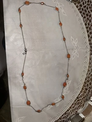 Colar longo Banana Republic tons de laranja e prata marcado - Imagem 1 de 3