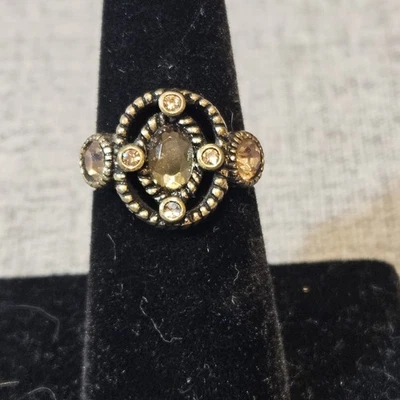 Anillo Lia Sophia Tono Oro con Cristales Cortados Talla 5.75  Foto 1 de 4