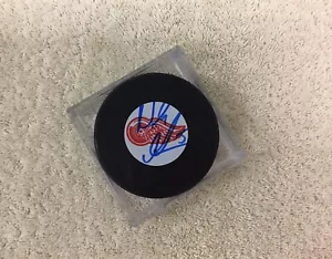 Autographed By Nicklas Lidstrom SIGNED Detroit Red Wings PUCK With Case NHL - Picture 1 of 5