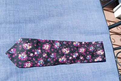 Corbata de cuello de seda floral PIERRE BALMAIN negra texturizada con fucsia plateada y dorada Foto 1 de 4