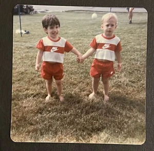 FOTO DE COLECCIÓN ENCONTRADA Camisa Nike Niños Tomándose de la mano - Imagen 1 de 3