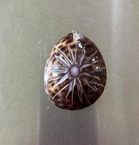 HAND-CARVED NATURAL TIGER COWRIE SHELL HAWAIIAN PENDANT SUNBURST FLOWER PENDANT - Picture 1 of 8
