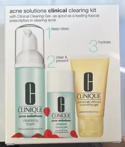 CLINIQUE Acne Solutions Gel Detergente Clinico + Schiuma Detergente + Idratante 3pz - Foto 1 di 2