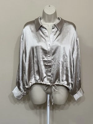 Drew Women’s Tan Silk Like Button Down Collared Cropped Long Sleeve Blouse M Foto 1 de 4