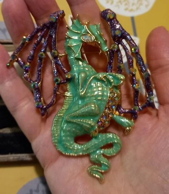 ESTILO VINTAGE GRANDE ESMALTE VERDE Y PÚRPURA BRILLANTE BROCHE DRAGÓN DECLARACIÓN PECULIAR Foto 1 de 4