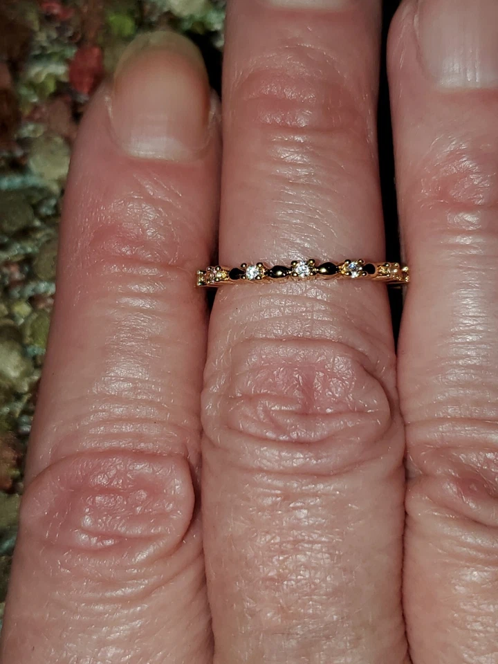 Nuevo con etiquetas. Talla 6. Chapado en 18k. Banda oro y diamonique. Ideal para apilar o usar Foto 1 de 1