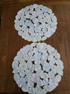 2 runde geblümte Tischsets  - Bild 1 von 3