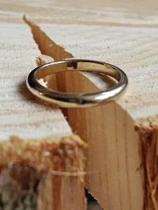 Solid 9ct yellow gold wedding band size M, with lovely engraving and diamond. - Picture 1 of 8