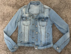 Chaqueta corta Aeropostale para mujer talla pequeña azul denim-aspecto desgastado - Imagen 1 de 17