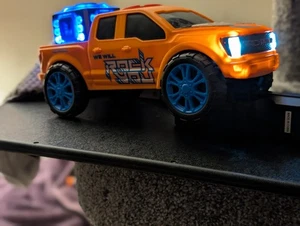 CAMIONETA PICKUP FORD RAPTOR CON CUCHARA, MÚSICA Y RUEDAS TRASERAS ELÉCTRICAS PLÁSTICO GIRATORIO  - Imagen 1 de 20