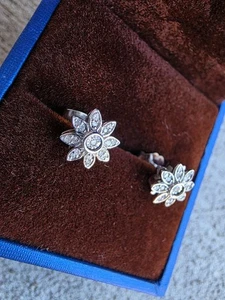 Macy’s Diamant Blume Ohrstecker 1/10 ct. t.w. in 925 Sterling Silber - Bild 1 von 7