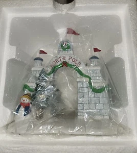 Vintage Dept 56 The Heritage Village Collection "North Pole Gate" Weihnachten - Bild 1 von 5