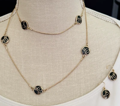 Juego de collar largo y pendientes Mickey Mouse oreja de ratón negro y dorado remolinos Foto 1 de 4