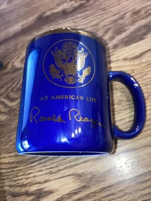 Taza de café vintage An American Life, Ronald Reagan 4"T azul, borde dorado Foto 1 de 4