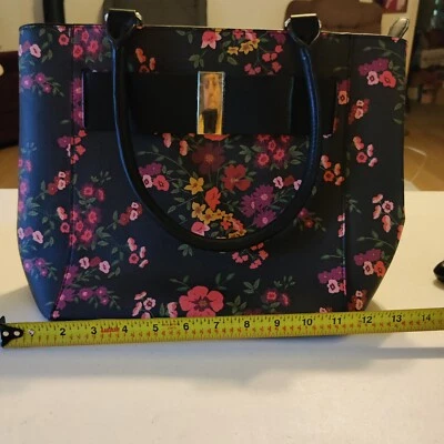 Cartera Apt 9 negra y floral con acento de moño materiales hechos por el hombre forrada en negro  Foto 1 de 4