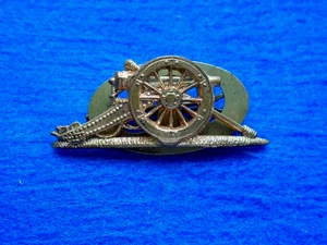 ROYAL ARTILLERY GUN SERGEANTS BRASS RANK ARM BADGE + PLATE & PIN - Picture 1 of 2