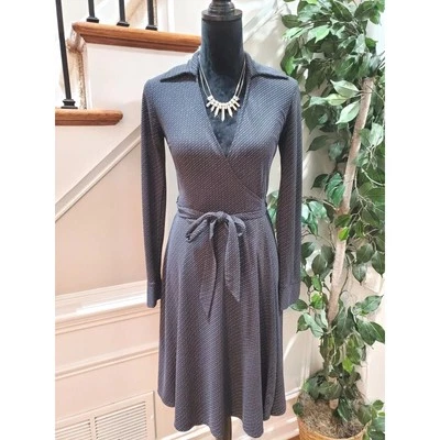 Vestido envolvente Express para mujer negro con cuello de poliéster manga larga hasta la rodilla 1/2 Foto 1 de 4