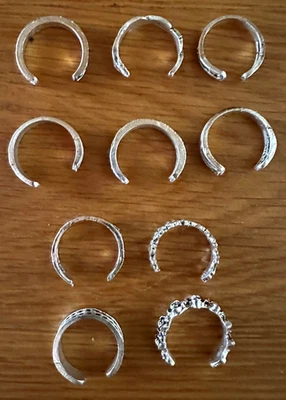 Silberne Modeschmuck Fake Ohrringe, alle ca. 15 mm Durchmesser, biegsam. - Bild 1 von 2