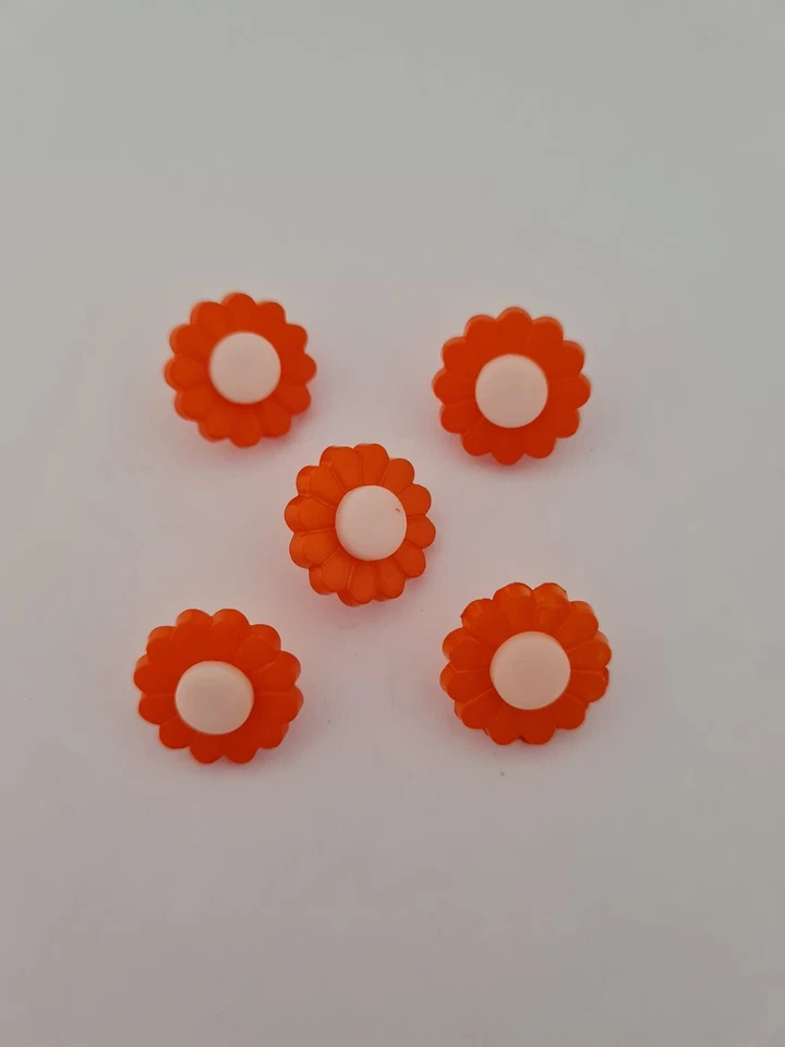 5 orange flower shaped buttons 15 mm - Image 1 of 1