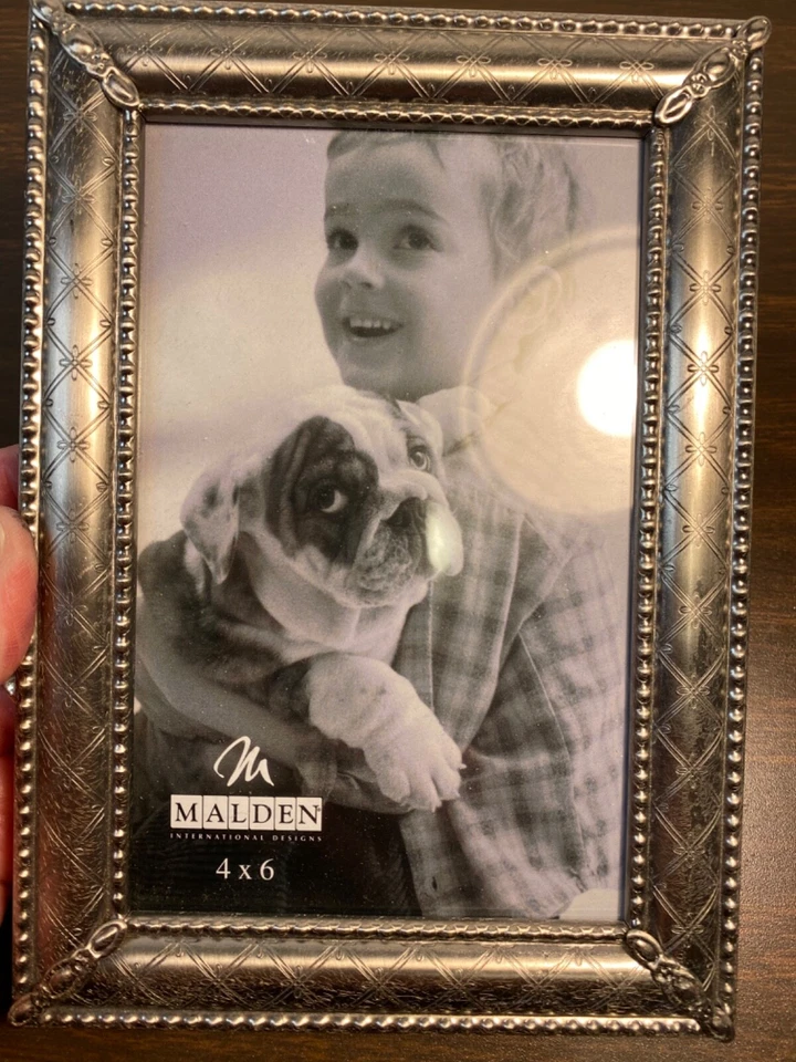 Marco de fotos de metal Malden diseño de cruz entrecruzada de 4"x 6" y caballete de cuentas plateadas bonito Foto 1 de 4