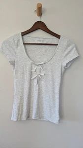 American Eagle Schleife vorne T-Shirt klein kokett adrett tailliert gerippt zierlich grau - Bild 1 von 8
