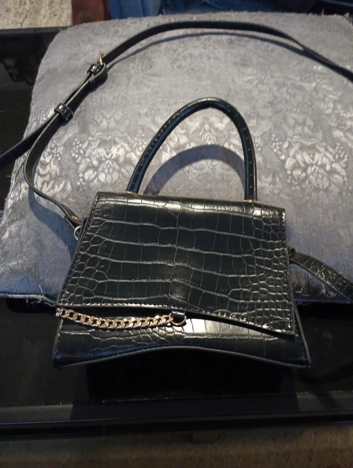 Mini Cartera Forever 21 Para Mujer Negra Imitación Cuero Patrón Cocodrilo Correa Ajustable Foto 1 de 4