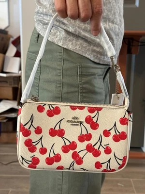 COACH Nolita 19 con estampado de cuero de cereza en la parte superior, tiza múltiple, nuevo sin etiquetas Foto 1 de 4