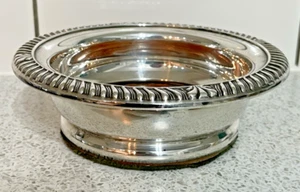SILVER PLATED 14.5cm WINE BOTTLE COASTER WITH WOODEN BASE MADE IN ENGLAND - Picture 1 of 6
