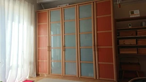 Wunderschöner großer Kleiderschrank, 5-türig, orange, mit Holz und Glas - Bild 1 von 3