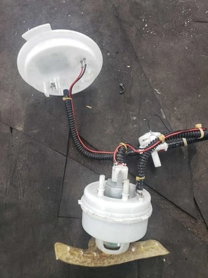 14 15 16 Conjunto de bomba de combustible derecha BMW 535i; (bomba y emisor, R.), gasolina Foto 1 de 4